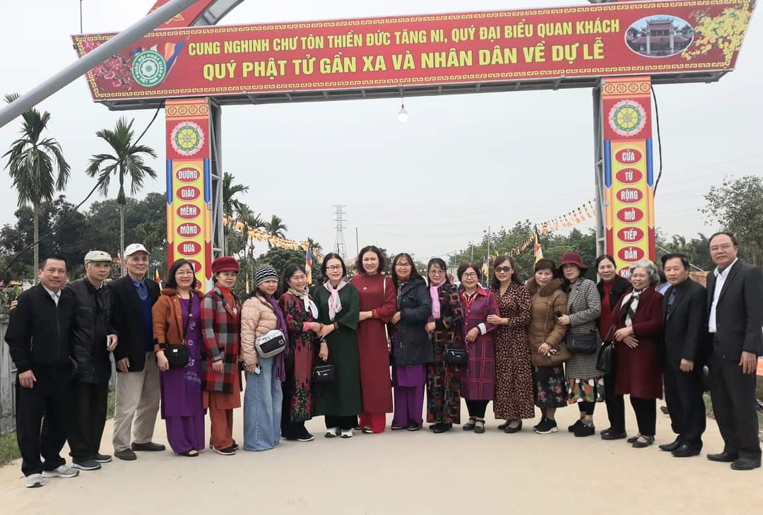 Đoàn CLB Hải Phòng học chiêm bái dâng hương Chùa Quang Khánh