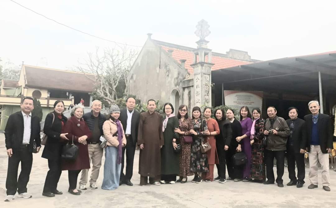 Đoàn CLB Hải Phòng học chiêm bái và dâng hương Chùa Phù Am