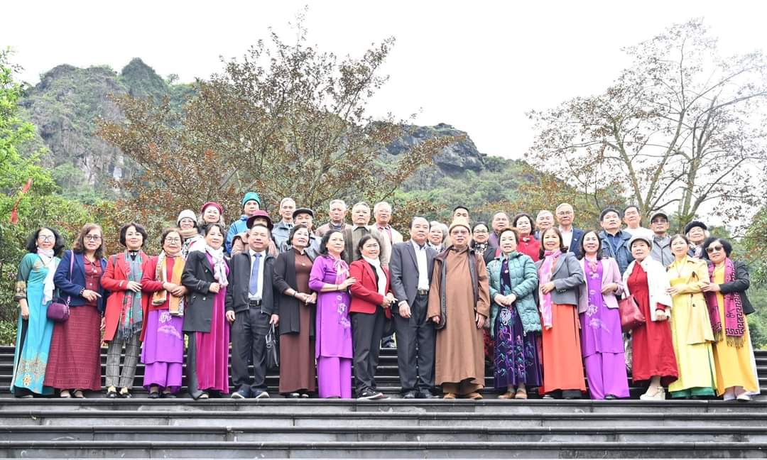 Đoàn CLB Hải Phòng học tham quan thắng cảnh Núi Voi