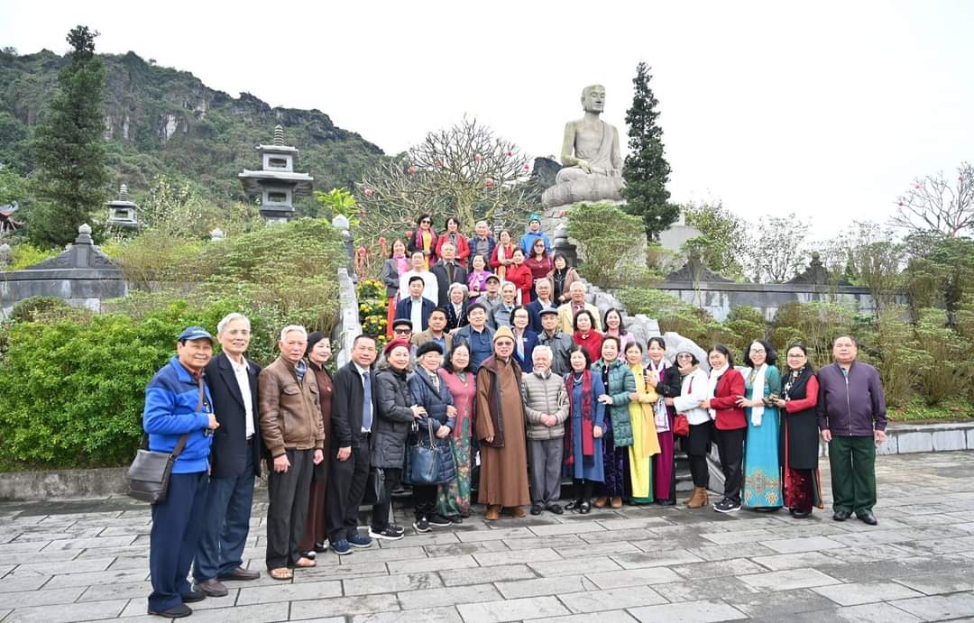 Đoàn CLB Hải Phòng học chiêm bái dâng hương Chùa Long Hoa