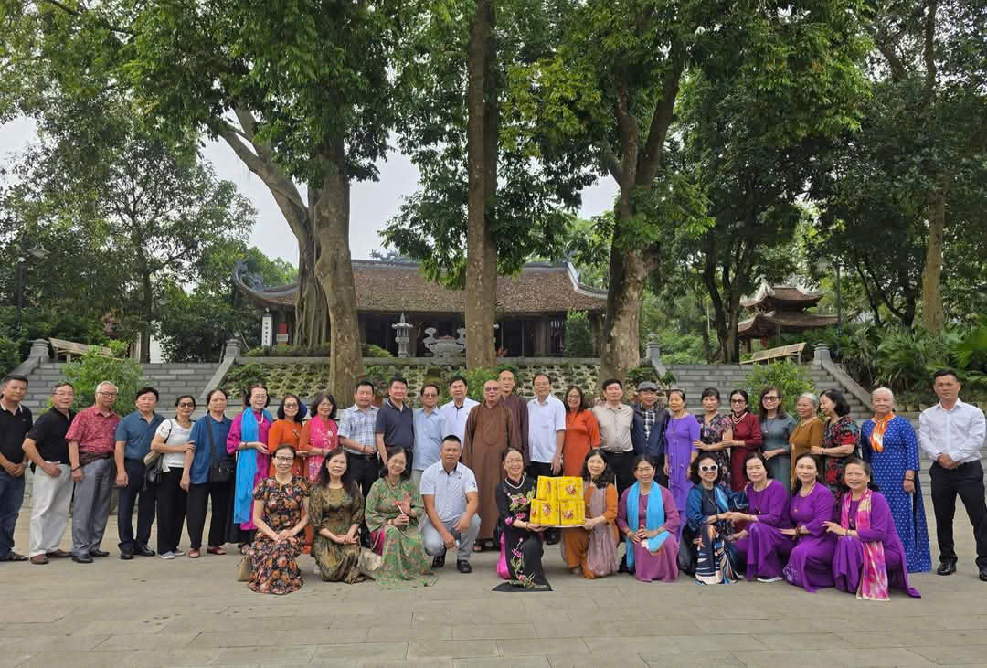 CLB Hải Phòng học tổ chức đoàn tham quan chiêm bái tìm hiểu các di tích tâm linh ở tỉnh Phú Thọ và thành phố Hà Nội.